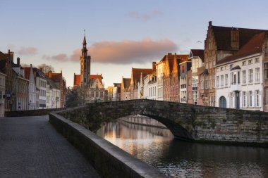 Brugge akşam cityscape. Eski binalara su kanal Bruges, Belçika