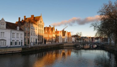 Bulutlu bir günde ortaçağ tarzı cepheleriyle Belçika 'da Bruges sokakları