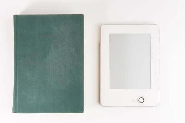 白い背景に分離された古い紙の本と空白の画面とデジタル電子書籍リーダー — ストック写真