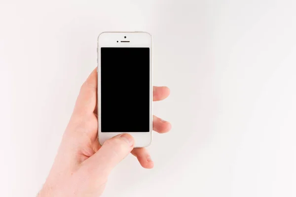 Hand Van Man Met Witte Smartphone Met Leeg Scherm Geïsoleerd — Stockfoto