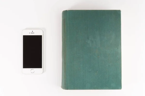 Smartphone Gegen Altes Papierbuch Isoliert Auf Weißem Hintergrund — Stockfoto
