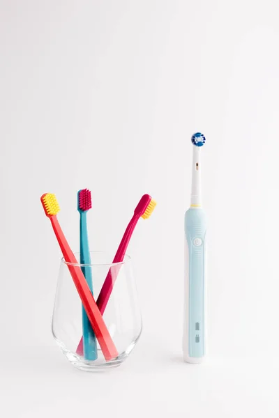 Τακτική Οδοντόβουρτσες Εναντίον Σύγχρονη Ηλεκτρική Οδοντόβουρτσα Απομονωμένα Λευκό Φόντο — Φωτογραφία Αρχείου