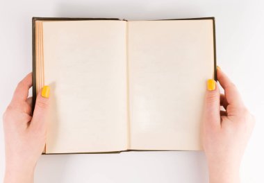 Holding eller kitap açtı. Boş kağıt modeli