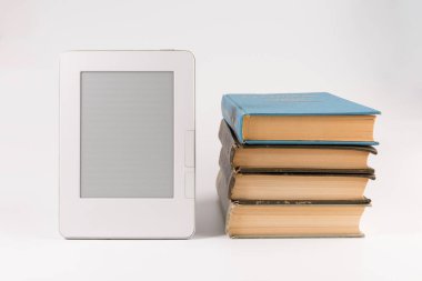 Beyaz arka plan üzerinde izole düzenli eski kitap yığını ile elektronik kitap