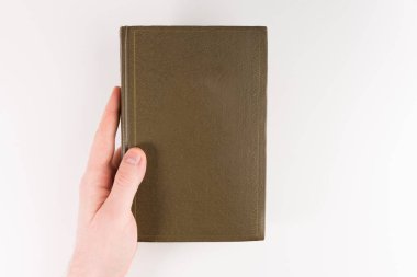 Beyaz arka plan üzerinde izole bir boş kapalı kitap holding eller havai görünümü