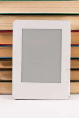 Normal eski kitaplar arka plan üzerinde elektronik kitap
