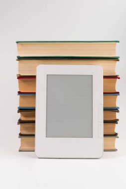 Beyaz arka plan üzerinde izole düzenli eski kitap yığını ile elektronik kitap