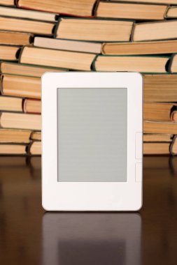 Normal eski kitaplar arka plan üzerinde elektronik kitap