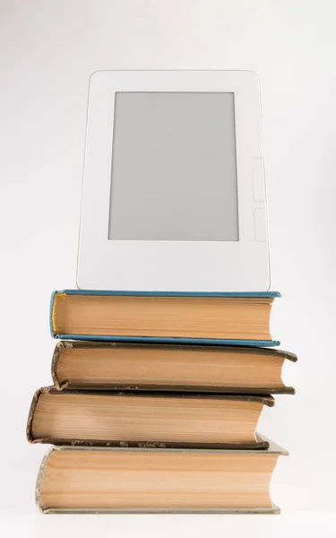 Електронна Книга Вершині Стопки Звичайних Старих Книг Ізольовані Білому Тлі — стокове фото