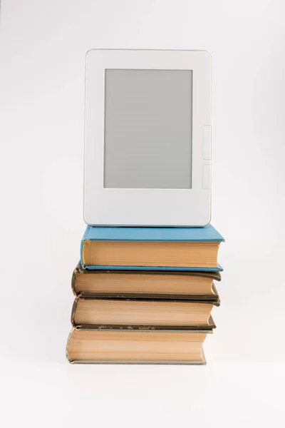 白い背景に分離された正規の古い書籍のスタックの一番上の電子書籍 — ストック写真