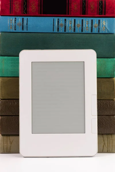 Elektronische Boek Met Stapel Regelmatige Oude Boeken — Stockfoto