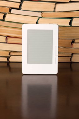 Düzenli ders kitapları arka plan üzerinde elektronik kitap