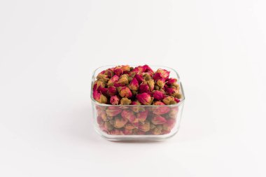 bir cam kase beyaz arka plan üzerinde izole içme Tea gül tomurcukları