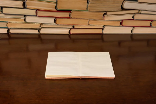 Bloco Notas Branco Mesa Com Fundo Livros — Fotografia de Stock