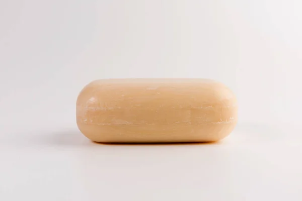 白い背景に分離されたベージュの石鹸の一部 — ストック写真