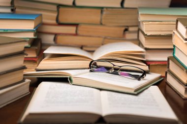 Kitaplığı'nda eski açık kitaplar, edebiyat metin Arşiv okulda okuma masasında yığınları yığını çalışma sınıf odası, kavram öğrenme eğitim için arka plan. Dar alan derinliği
