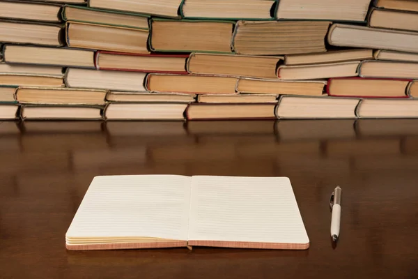 Notebook Caneta Fundo Dos Livros — Fotografia de Stock