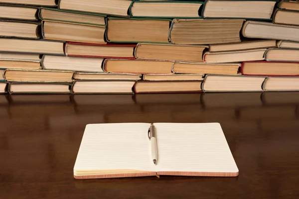Notebook Caneta Fundo Dos Livros — Fotografia de Stock