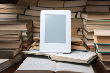 Normal eski kitaplar arka plan üzerinde elektronik kitap