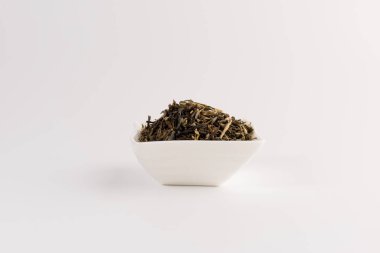 Beyaz arka plan üzerinde izole bir kabın içinde yeşil çay