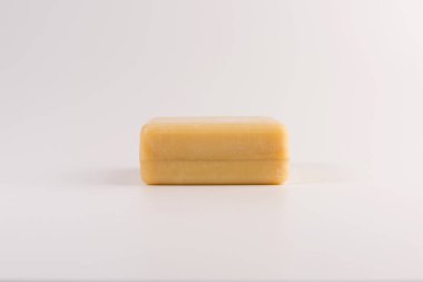 Beyaz bir arka plan üzerinde izole doğal sabun parçası