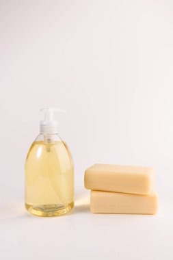 sıvı sabun ve iki adet beyaz arka plan üzerinde izole katı sabun 