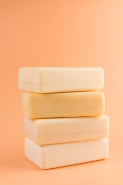 doğal sabun turuncu arka plan üzerinde izole parçaları