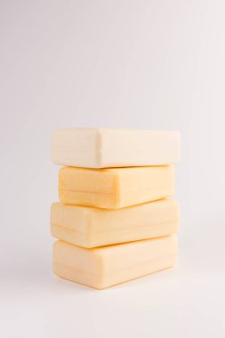 Beyaz arka plan üzerinde izole sabun Bar yığını