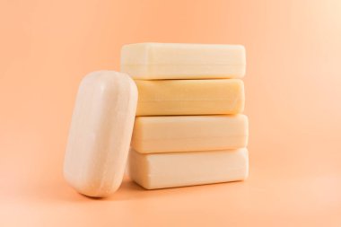 doğal sabun turuncu arka plan üzerinde izole parçaları