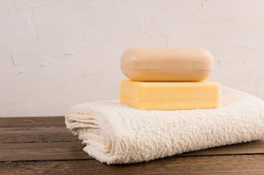 ahşap masa havluda sabunla parçaları