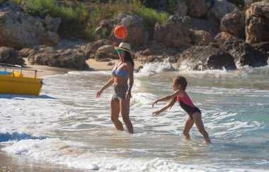 Mutlu aile birlikte sahilde oynarken