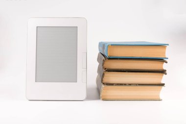 Beyaz arka plan üzerinde izole düzenli eski kitap yığını ile elektronik kitap