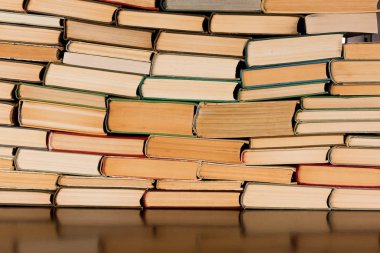 kitapların arka plan yığını. pek çok kitap yığınları