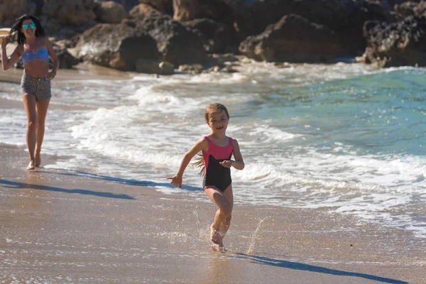 Happy Family Runing Beach — Stock Photo, Image