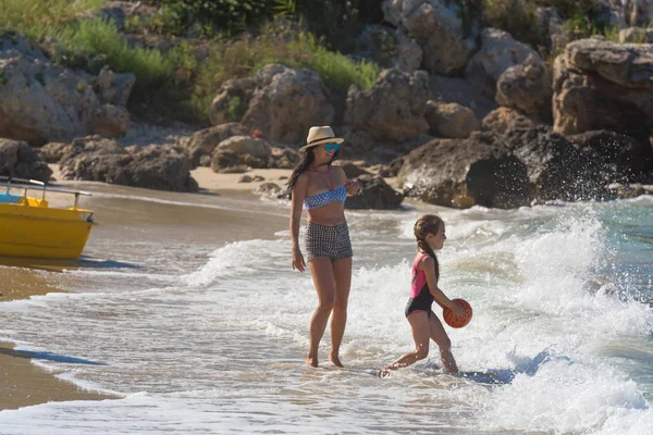 Famiglia Felice Che Gioca Insieme Sulla Spiaggia — Foto Stock