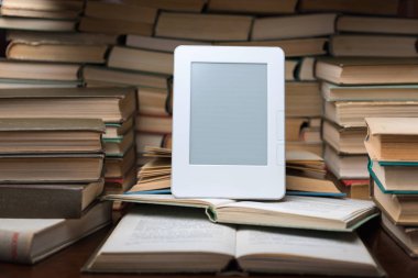 Normal eski kitaplar arka plan üzerinde elektronik kitap