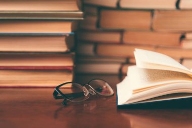 kitap kitaplar arka planı masada açık