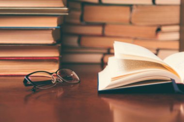 kitap kitaplar arka planı masada açık