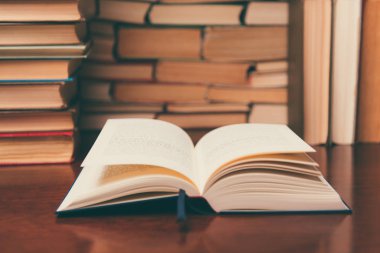 kitap çok sayıda kitap arka plan üzerinde tablo açık