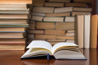 kitap çok sayıda kitap arka plan üzerinde tablo açık