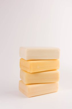 Beyaz arka plan üzerinde izole sabun Bar yığını