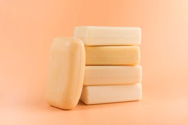 doğal sabun turuncu arka plan üzerinde izole parçaları