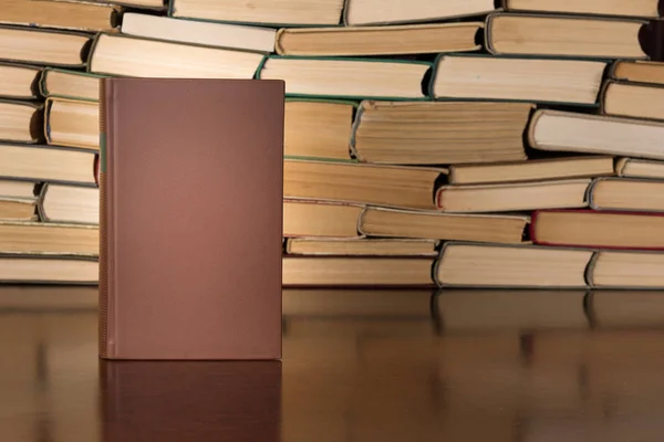 Libro Con Cubierta Blanca Pie Sobre Escritorio Con Fondo Pilas — Foto de Stock