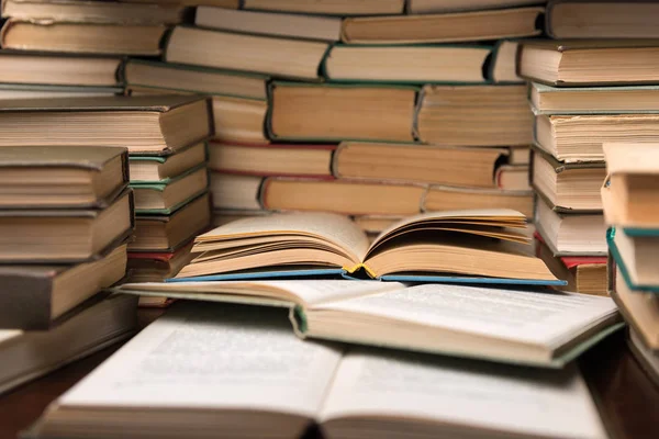Eski kitaplar tablo açın. Okulda okuma masasında kitap yığınları çalışma sınıf odası, kavram öğrenme eğitim için arka plan. Dar alan derinliği