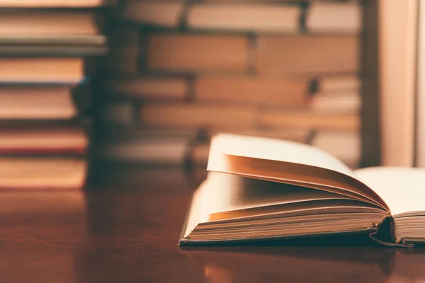 Open Boek Tafel Tegen Achtergrond Van Boeken — Stockfoto