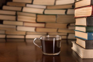 Kupası ve pek çok kitap üstünde okul sırası