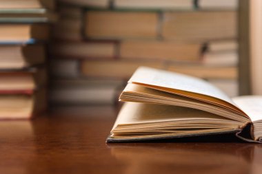 kitap kitaplar arka planı masada açık