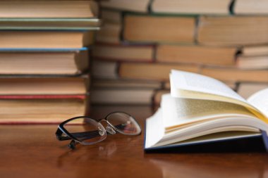 kitap kitaplar arka planı masada açık