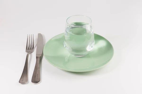 Vaso Agua Plato Con Cuchillo Tenedor Aislado Sobre Fondo Blanco — Foto de Stock