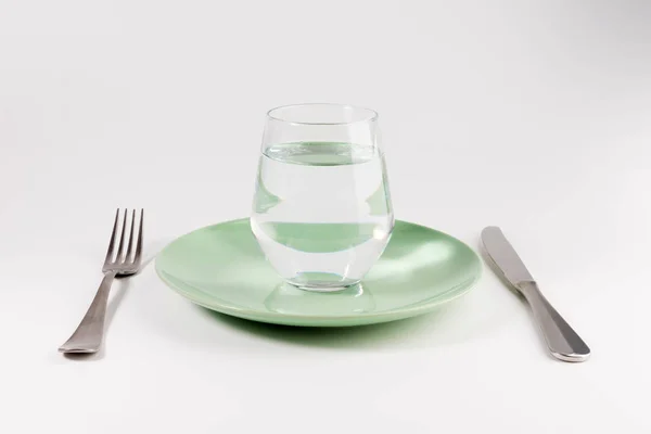 Vaso Agua Plato Con Cuchillo Tenedor Aislado Sobre Fondo Blanco — Foto de Stock